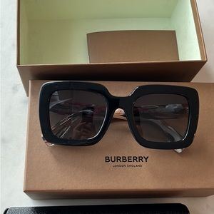 Burberry sunglasses like new